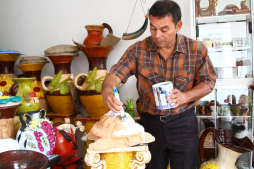 Un antiguo zapatero crea ahora obras en barro y cuero