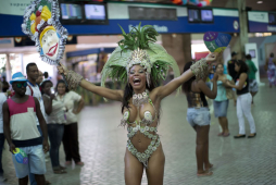Comparsas de carnaval hacen madrugar a Río de Janeiro
