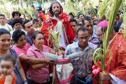 Masivas procesiones en el domingo de ramos