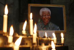 El mundo celebra los 95 años de Mandela que sigue en el hospital
