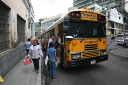 Transportistas protestarán sin buses por bonos