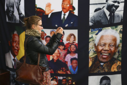 El mundo celebra los 95 años de Mandela que sigue en el hospital