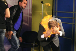 Ordenan arresto a presentador dominicano que quemó a mago