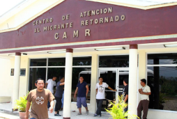 En tres vuelos llegan casi 400 hondureños deportados de EUA