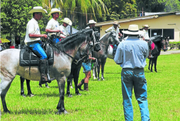 Jinetes se lucieron en la apertura del campo Agas