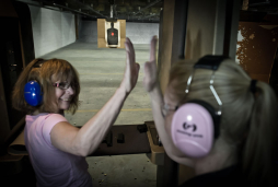 Mujeres de EUA convierten a las armas en un accesorio más