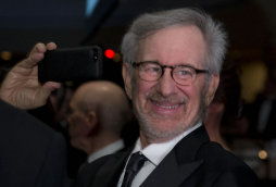 Obama bromea con ponerse flequillo y trabajar para Spielberg
