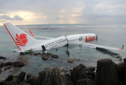 Indonesia: Un avión cae al mar, se parte al medio y nadie muere