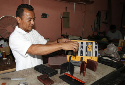 Busca hacer nombre en mercado del cuero