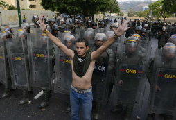 Oposición llama a diálogo, violencia deja 7 muertos en Venezuela