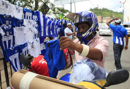 Tegucigalpa se viste de azul y blanco