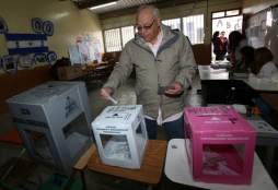 Personajes públicos salen a ejercer el voto en Honduras