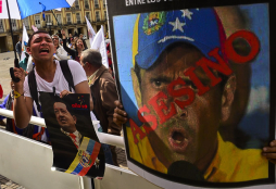 Santos pone 'bomba' a nexos con Venezuela al recibir a Capriles