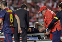 VIDEO: Escalofriante lesión de Carles Puyol en el codo izquierdo