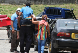 Guardias de seguridad cargan a pacientes en el hospital Mario Rivas