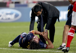 VIDEO: Escalofriante lesión de Carles Puyol en el codo izquierdo