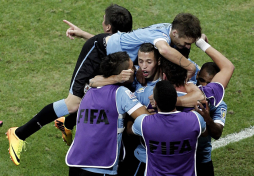 Uruguay gana a Nigeria con penal 'a lo Panenka' y va ante España