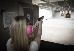 Mujeres de EUA convierten a las armas en un accesorio más