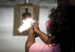 Mujeres de EUA convierten a las armas en un accesorio más