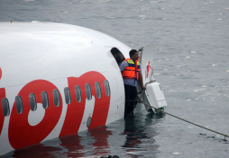 Indonesia: Un avión cae al mar, se parte al medio y nadie muere