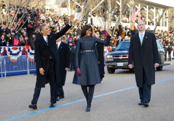 Obama sale de su limusina para saludar en caravana inaugural