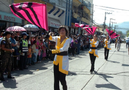 Tributo y color en desfiles de La Ceiba