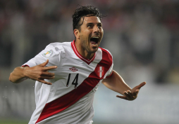 Pizarro pone de nuevo a Perú en la carrera hacia Brasil