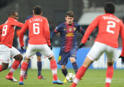 Messi mete en octavos al Barça