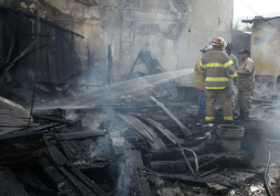 Fuego consume vieja casa en barrio Medina