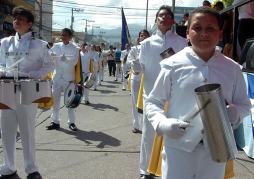 Tributo y color en desfiles de La Ceiba