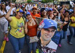 Oposición llama a diálogo, violencia deja 7 muertos en Venezuela