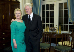 Hillary Clinton permanece hospitalizada por una trombosis
