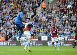 Roger Espinoza y Wigan se van de la Premier League con un empate