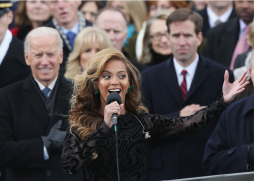 Beyonce usó playback para cantar himno de EUA
