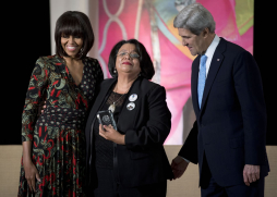 Michelle Obama y John Kerry premian a rectora de la Unah