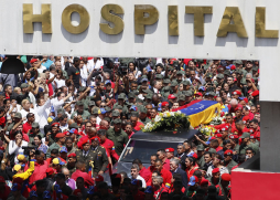 'Chávez al Panteón, junto con Simón' gritan venezolanos