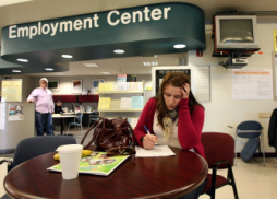 Tasa de desempleo en Estados Unidos baja a 7.7%