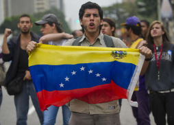 Oposición llama a diálogo, violencia deja 7 muertos en Venezuela