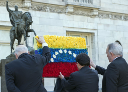 Con ofrenda de flores y minuto de silencio la OEA homenajea a Chávez