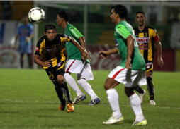 Marathón se sacude la mala racha y revive en un clásico frenético