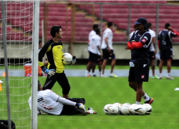 Problemas en la cancha del Rommel Fernández