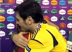 Casillas y Carbonero cambian el beso por un emotivo abrazo‎