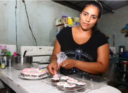 Una microempresaria de la panadería producto de Metas