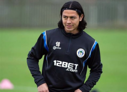 Wigan oficializa fichaje de Roger Espinoza