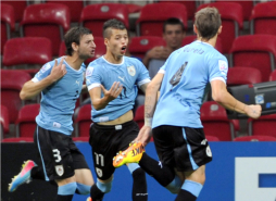 Uruguay gana a Nigeria con penal 'a lo Panenka' y va ante España