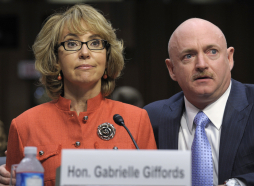 Gabrielle Giffords pide al Congreso 'valentía' para controlar armas