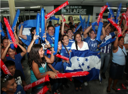 Cientos de aficionados reciben a los guerreros olímpicos de Honduras