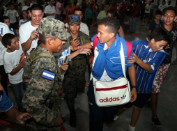Cientos de aficionados reciben a los guerreros olímpicos de Honduras