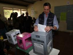 Ricardo Álvarez vota en Comayagüela