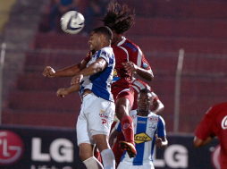 Real Sociedad golea al Victoria y casi asegura la final en Honduras